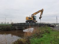 Bagger auf Br&uuml;cke &uuml;ber Br&uuml;cke