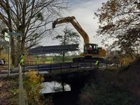 Bagger mit Br&uuml;cke auf Br&uuml;cke &uuml;ber Br&uuml;cke