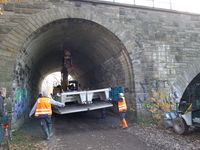 Bagger mit Br&uuml;cke durch Tunnel