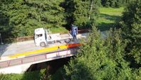 LKW auf Br&uuml;cke &uuml;ber Br&uuml;cke